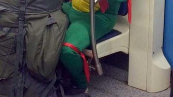 Tuh, bukan hanya anak sekolah atau pekerja kantoran, super hero seperti Ninja Turtle juga ikut menikmati fasilitas kereta. Foto: Istimewa