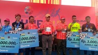 Acara Hurbunas juga diisi dengan lomba lari 10 km. Setelah memainkan alat musik, Budi Karya memberikan hadiah pada pemenang lari./Foto: Achmad Dwi/detikFinance