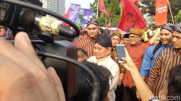 Karnaval Kampanye Damai, Prabowo Ciumi Kepala Bayi-bayi Warga