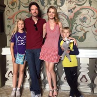 Dari hubungannya dengan Antoine Arnault, Natalia Vodianova dikaruniai dua anak laki-laki, Maxim dan Roman. Dalam akun media sosialnya, Natalia kerap memperlihatkan keakraban Antoine dengan anak-anaknya dari pernikahan sebelumnya. (Foto: Getty Images, Dok. Vogue)