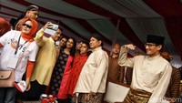 Para pendukung bergantian untuk bisa selfie bersama.