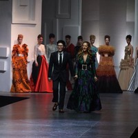 Duo Sebastian Gunawan dan istrinya, Cristina Panarese, kembali melansir koleksi terbaru untuk Sebastian Gunawan Couture. Bertajuk Cromia yang dalam bahasa Yunani berarti warna, koleksi adibusana ini naik pentas dalam peragaan tunggal di Hotel Mulia Senayan, Jakarta, Jumat (21/9/2018) malam. (Foto: Dok. Tim Muara Bagdja)