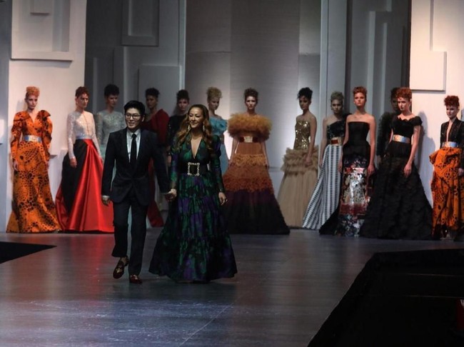 Duo Sebastian Gunawan dan istrinya, Cristina Panarese, kembali melansir koleksi terbaru untuk Sebastian Gunawan Couture. Bertajuk Cromia yang dalam bahasa Yunani berarti warna, koleksi adibusana ini naik pentas dalam peragaan tunggal di Hotel Mulia Senayan, Jakarta, Jumat (21/9/2018) malam. (Foto: Dok. Tim Muara Bagdja)