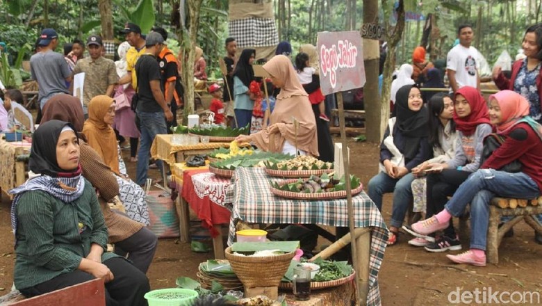 Pasar Unik Gaya Tempo Dulu di Tengah Hutan Wonosobo Pasar Unik Gaya Tempo Dulu di Tengah Hutan Wonosobo