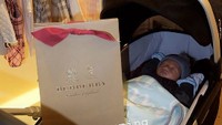 Bayi yang disebutnya baru berusia 13 hari itu sudah diajak  jalan-jalan ke mall. Foto: Instagram Bella Shofie
