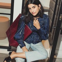 Vogue pun menyebut bahwa Anum sebagai salah satu influencer di tanah Arab yang paling stylish. Anum pun disebut sebagai influencer yang memberikan pandangan baru tentang fashion di Timur Tengah. (Foto: Instagram/@desertmannequin)