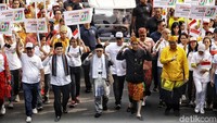 Para pendukung Jokowi-Maruf Amin terlihat mengenakan pakaian adat. (Foto: Pradita Utama/detikcom)