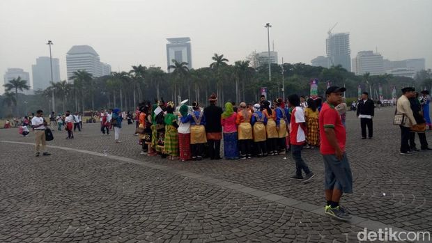 Pendukung Jokowi dan Prabowo Gunakan Pakaian Adat di Kampanye Damai