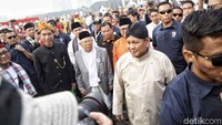 Jokowi, Maruf Amin dan Prabowo terlihat sangat semringah.
