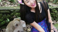 Berfoto dengan monyet di Monkey Forest, Bali. Mukanya Hari Jisun kok ketakutan ya (harijisun/Instagram)
