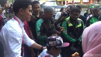 Setelah itu, Kaesang dan Fairel membagikan nugget pisang buatannya ke para pengunjung. Kompak kayak kakak adik ya? Foto: detikfood