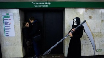 Jangan sampai ketemu Grim Reaper beneran ya di stasiun! Foto: Istimewa
