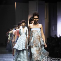 Karya pelukis Prancis Henri Matisse (1869-1954) menjadi sumber inspirasi Seba, panggilan akrab Sebastian, dan Cristina. Pada masanya, Henri dikenal sebagai pelukis Post-Impresionis yang memimpin Fauvisme, yakni pemberontakan atas kelaziman warna. Karya Henri yang kontemporer dengan permainan palet yang berani dituangkan ke dalam 88 gaun malam dan cokctail dress yang penuh warna. (Foto: Moh. Abduh/Wolipop)