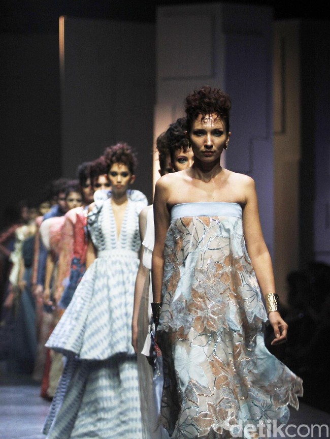 Karya pelukis Prancis Henri Matisse (1869-1954) menjadi sumber inspirasi Seba, panggilan akrab Sebastian, dan Cristina. Pada masanya, Henri dikenal sebagai pelukis Post-Impresionis yang memimpin Fauvisme, yakni pemberontakan atas kelaziman warna. Karya Henri yang kontemporer dengan permainan palet yang berani dituangkan ke dalam 88 gaun malam dan cokctail dress yang penuh warna. (Foto: Moh. Abduh/Wolipop)