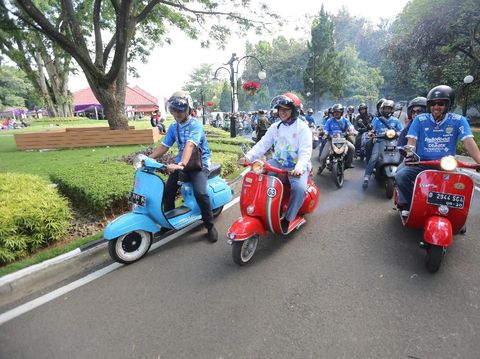 Gaya Mang Oded ke Stadion Nonton Persib Pakai Vespa Antik