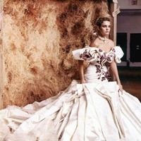 Sosok Natalia Vodianova kerap disebut sebagai Cinderella di dunia nyata. Salah satu top model dunia asal Rusia ini memiliki kisah hidup mirip tokoh dongeng putri Disney tersebut. (Foto: Getty Images, Dok. Vogue)