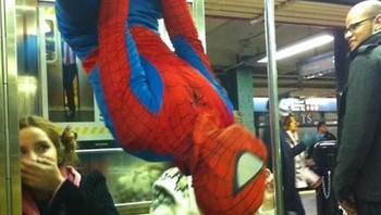 Tak mau kalah dengan Ninja Turtle, Spiderman pun juga ikut naik kereta. Foto: Istimewa