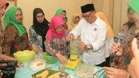 Bersama ibu-ibu di Bandung, Mang Oded lagi seru meracik jus kesehatan. Ia membuat jus pokcoy yang dicampur buah alpukat. Wah segar kalau diminum dingin-dingin ya mang? Foto: Instagram @mangoded_md