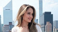 Cinta Laura dengan rambutnya yang tergerai. Foto: Instagram Cinta Laura