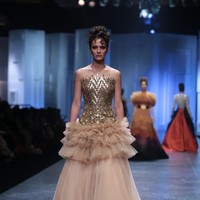 Di tengah invasi busana yang penuh warna, Seba dan Cristina tetap menyelipkan gaun bernuansa keemasan untuk mengakomodasi mereka yang tampil glamor dan mewah. (Foto: Dok. Tim Muara Bagdja)