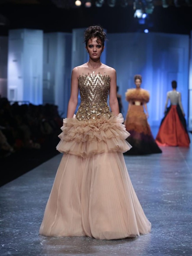 Di tengah invasi busana yang penuh warna, Seba dan Cristina tetap menyelipkan gaun bernuansa keemasan untuk mengakomodasi mereka yang tampil glamor dan mewah. (Foto: Dok. Tim Muara Bagdja)