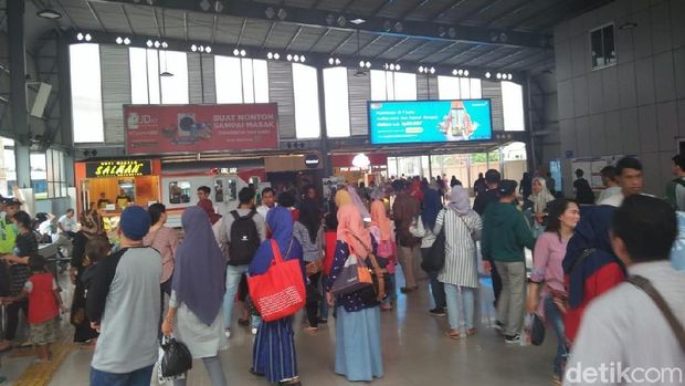 Tahun Baru, Ribuan Warga Jakarta Minta Diantar Jemput Ojol ke Sini