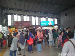 KRL Alami Gangguan, Penumpang Membludak di Stasiun Tanah Abang
