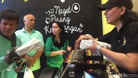 Ini momen bahagia para supir ojek online mendapat nugget pisang. Foto: detikfood