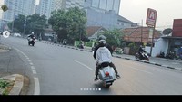 Tak hanya mewarisi Vespa dan setiap kenangan yang diciptakan saat berkendara bersama ayahnya, Anies juga berusaha mewarisi kebiasaan naik Vespa kepada anaknya. Foto: Instagram/Anies Baswedan