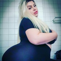 Selain melakukan tiga kali operasi pembesaran bokong, Natasha pun makan-makanan yang mengandung banyak lemak. Dia makan pizza sebanyak-banyaknya. Wanita 25 tahun itu pun makan selai Nutella sebanyak 6 kg setiap bulannya. Foto: Dok. Instagram Natasha Crown