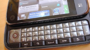 Motorola Cliq (Motorola Dext di luar AS). Diluncurkan awal Oktober 2009 di Inggris, disusul kemudian peluncuran di AS pada 2 November 2009. (Foto: Wikipedia.com)