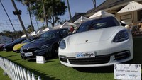 Namun tidak hanya mobil pabrikan kuda jingkrak saja yang tampilkan ada beragam merk lainnya dari BMW, Land Rover, Tesla, Mc Laren, Porsche, dan Bugatti. Foto: Ridwan Arifin