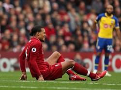Pemandangan tak mengenakkan terjadi ketika Virgil van Dijk harus keluar karena bermasalah dengan tulang rusuknya. Untungnya cedera itu tak parah dan Van Dijk tak perlu mendapat perawatan serius. (Lee Smith/REUTERS)