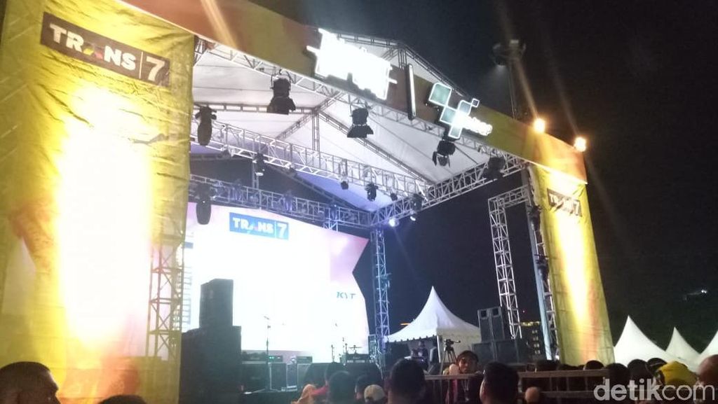 Meriahnya Nobar MotoGP Trans7 di Makassar Meriahnya Noba r MotoGP Trans7 di Makassar