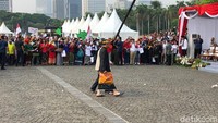 Jokowi dan Prabowo bergandengan tangan usai deklarasi kampanye damai di panggung utama di Monas. Foto: Ray Jordan/detikcom