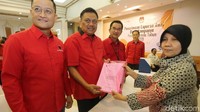 Bendahara Umum PDIP Olly Dondokambey mendatangi kantor KPU RI untuk menyerahkan laporan awal dana kampanye PDIP. 