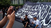 Beberapa warga juga sempat berfoto dengan bendera tersebut.