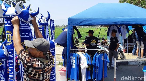 Jelang Persib vs Persija, Ribuan Bobotoh Mulai 'Birukan' GBLA