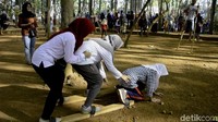 Di wisata ini juga para orangtua diberi kesempatan mengenalkan anak-anak melinalnya untuk mengenal permainan saat para orangtuanya masih kecil dahulu. Contohnya saja bakiak ini. (Robby Bernardi/detikTravel)