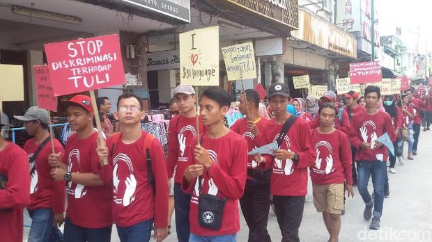 Pawai Tuli Jogja Istimewa di Malioboro