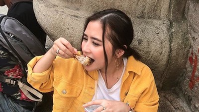 Prilly, Enak Banget Sih Makan Lesehan di Milan