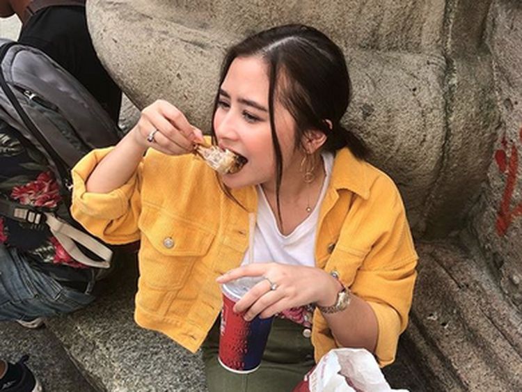 Prilly, Enak Banget Sih Makan Lesehan di Milan