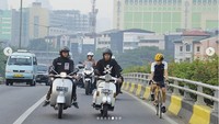 Layaknya kendaraan klasik, Vespa ini menurut Anies sangat banyak kenangannya. Seperti mesin waktu, motor itu selalu mengembalikan ingatan mantan Menteri Pendidikan dan Kebudayaan itu ke masa-masa kecil dahulu.  Foto: Instagram/Anies Baswedan