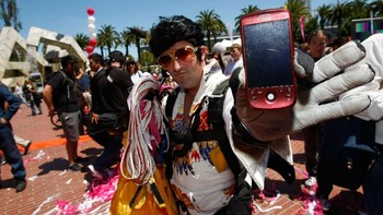 HTC Magic/T-Mobile MyTouch 3G. Pertama diperkenalkan di Spanyol pada 27 April 2009. Ini merupakan flagship pertama HTC di dunia Android, juga ponsel Android kedua secara komersial. (Foto: Michael Buckner/Getty Images for T-Mobile)