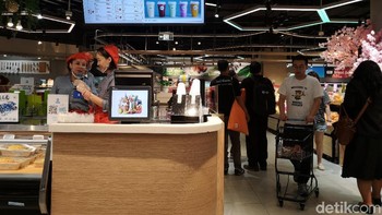 Supermarket Hema menggabungkan layanan pengantaran pesanan online, pembelian langsung di toko, dan konsumsi produk secara langsung. Foto: detikINET/Rachmatunnisa