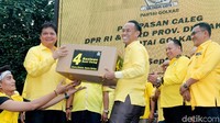 Acara tersebut serta ditandai dengan pemberian bantuan logistik secara simbolik bagi para caleg.