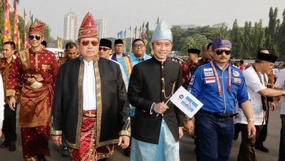 Gaya SBY Pakai Baju Banjar dan Kacamata Aviator Sebelum WO di Kampanye Damai