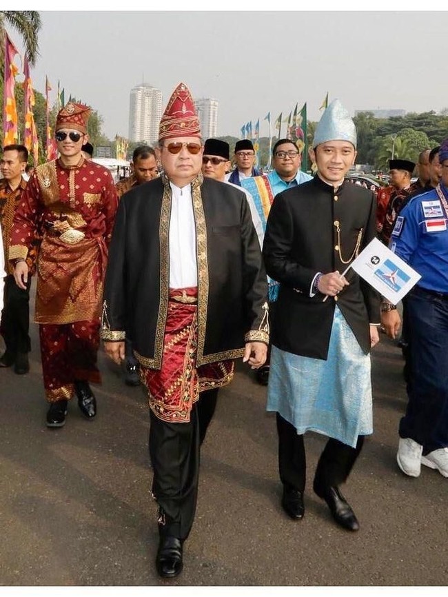 Sementara itu, Edhi atau Ibas mengandalkan baju adat khas Palembang, Sumatera Selatan, yang terdiri dari kemeja hitam bergaya jas tutup, dengan songet dan topi biru muda. Seperti diketahui, mertua Ibas, Hatta Rajasa berasal dari Palembang. (Foto: Instagram/@aniyudhoyono)