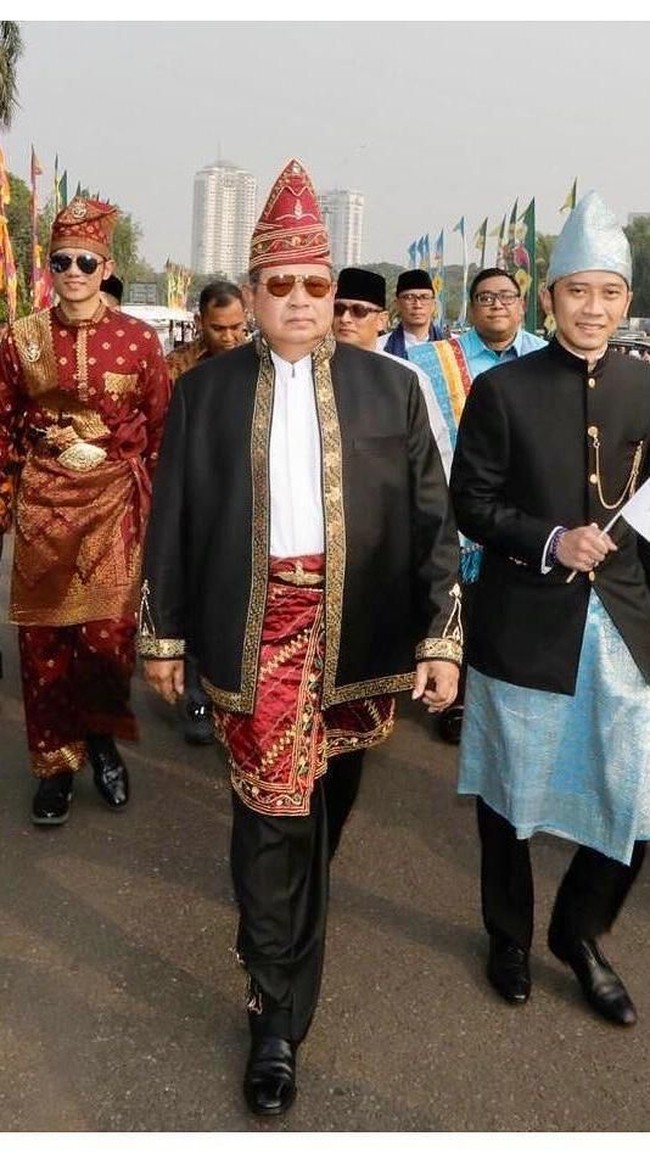 Presiden ke-6 RI Susilo Bambang Yudhoyono (SBY) menghadiri Deklarasi Kampanye Damai Pemilu Serentak 2019 di Monumen Nasional (Monas), Jakarta Pusat, Minggu (23/9/2018). Mematuhi dress-code yang ditentukan, SBY yang hadir bersama kedua putranya, Agus Harimurti dan Edhi Baskoro, memakai baju daerah. (Foto: Instagram/@aniyudhoyono)