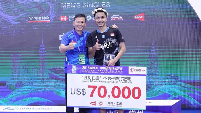 Pelatih tunggal putra pelatnas PBSI, Hendry Saputra (kiri), dan Anthony Sinisuka Ginting di podium China Terbuka 2018. (dok. Humas PBSI) Pelatih tunggal putra pelatnas PBSI, Hendry Saputra (kiri), dan Anthony Sinisuka Ginting di podium China Terbuka 2018. (dok. Humas PBSI)